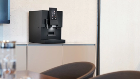 幅325mmのコンパクト設計